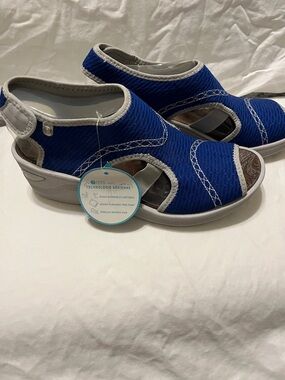 NWT Bzees Royal Blue Ladies Dream Sandal with Hook-and-Loop Heel Strap